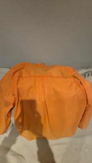 Camisa naranja con estrellas