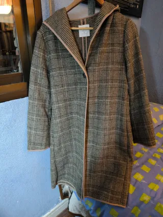 Capa de señora con capucha de lana