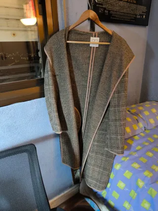 Capa de señora con capucha de lana