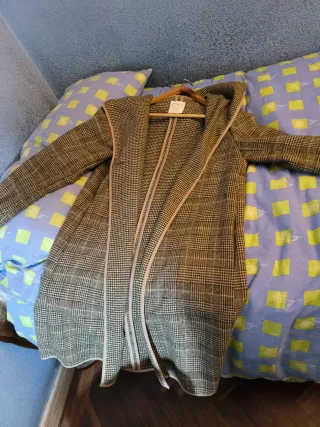 Capa de señora con capucha de lana