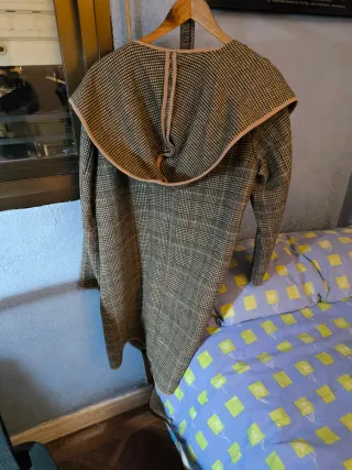 Capa de señora con capucha de lana