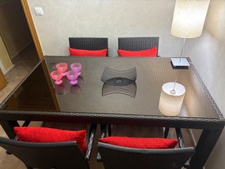 Mesa de comedor ratán con 4 sillas y cojines