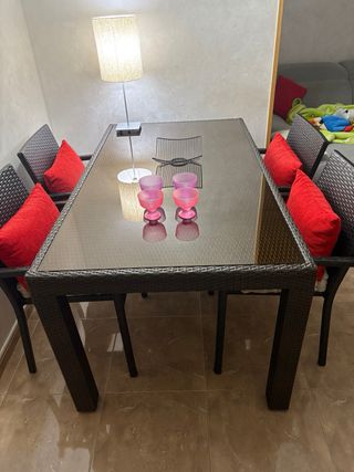 Mesa de comedor ratán con 4 sillas y cojines