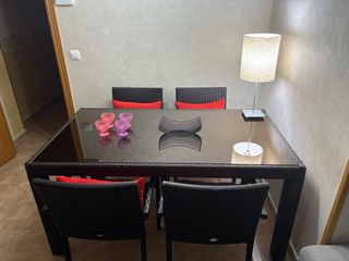Mesa de comedor ratán con 4 sillas y cojines