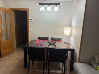 Mesa de comedor ratán con 4 sillas y cojines