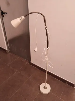 Lámpara de pie flexible beige y blanca