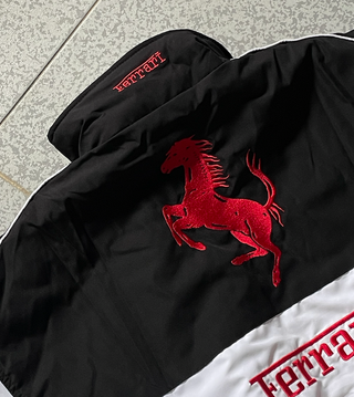 Chaqueta Ferrari F1 Retro Puma Negra Roja Blanca