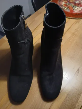 Botines negros con tacón.