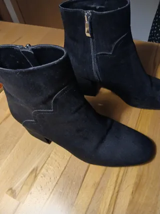 Botines negros con tacón.