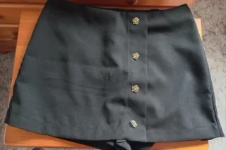Short efeco falda corta negra con botones dorados