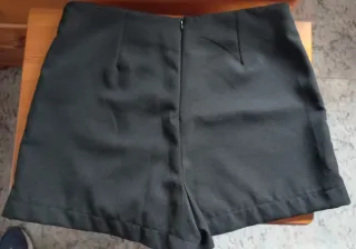Short efeco falda corta negra con botones dorados