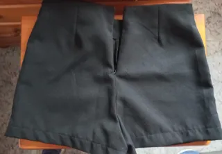Short efeco falda corta negra con botones dorados