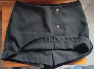 Short efeco falda corta negra con botones dorados