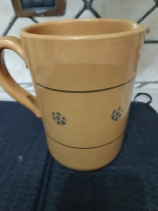 Brocca color ocra con decorazioni