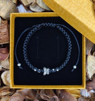 Pulsera Macramé Negra con Mariposa Plateada