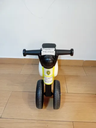 Moto correpasillos infantil amarilla