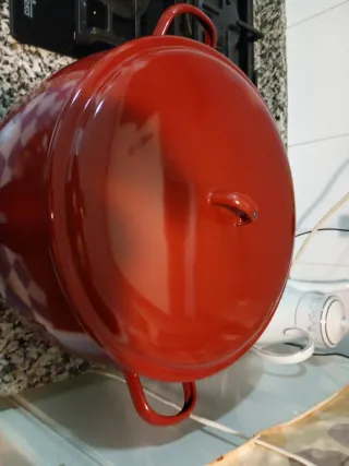 Olla grande de hierro roja