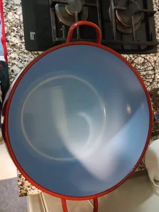 Olla grande de hierro roja