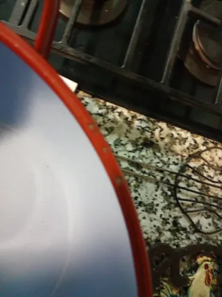 Olla grande de hierro roja