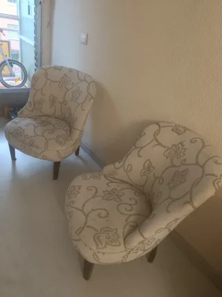 Due poltrone in tessuto con design floreale