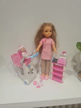 Nancy con carrito, bebé y caja registradora