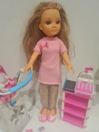 Nancy con carrito, bebé y caja registradora