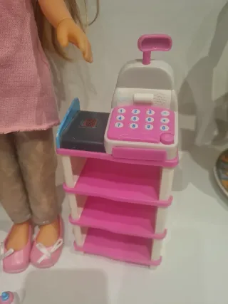 Nancy con carrito, bebé y caja registradora