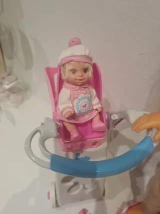 Nancy con carrito, bebé y caja registradora