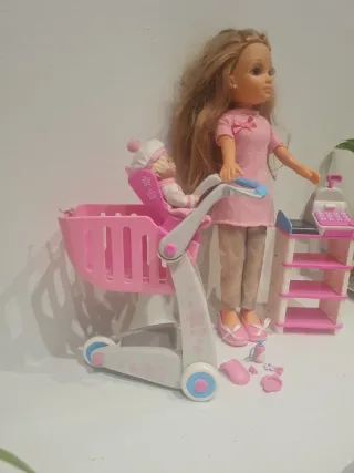 Nancy con carrito, bebé y caja registradora