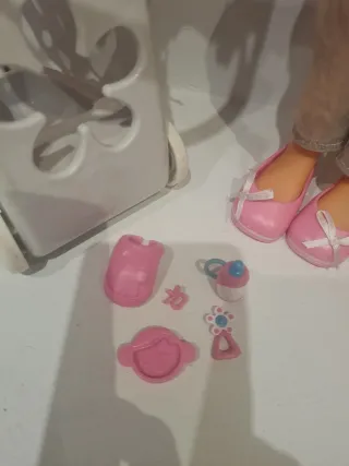 Nancy con carrito, bebé y caja registradora