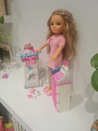 Nancy con carrito, bebé y caja registradora