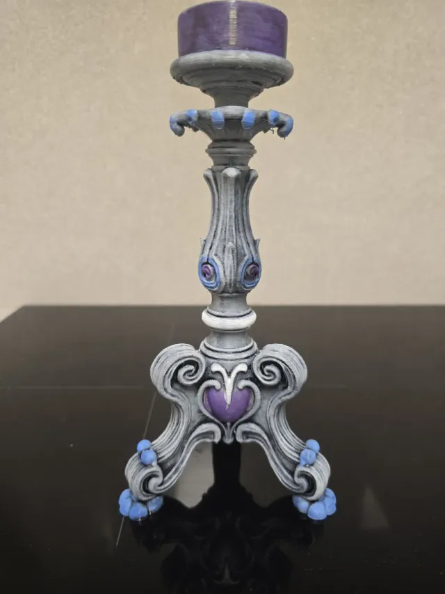 Candelabros de  morado y gris