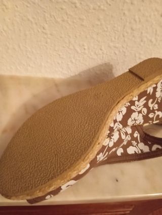 Sandalias floreadas multicolor