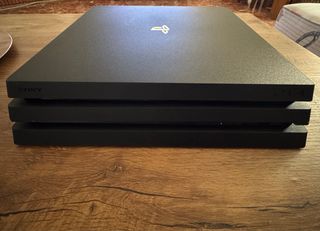 PS4 Pro 1TB + Mando Camuflaje + 2 Juegos