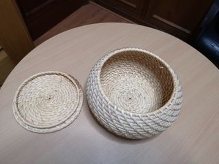 Cesta redonda de mimbre con tapa
