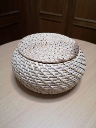 Cesta redonda de mimbre con tapa