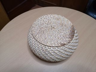 Cesta redonda de mimbre con tapa