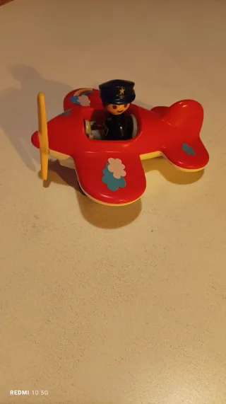 Avião de plástico vermelho com piloto