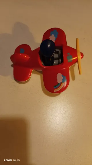Avião de plástico vermelho com piloto