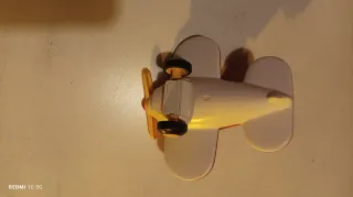 Avião de plástico vermelho com piloto