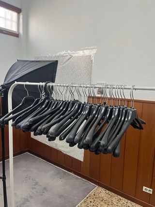 Lote 50 Perchas Negras Plástico