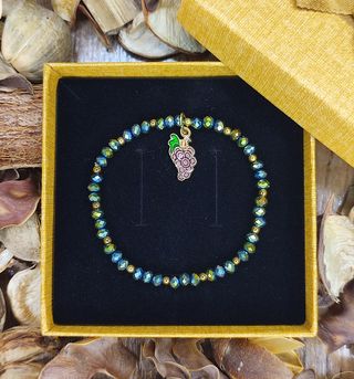 Pulsera elástica con cuentas irisadas dije de uvas