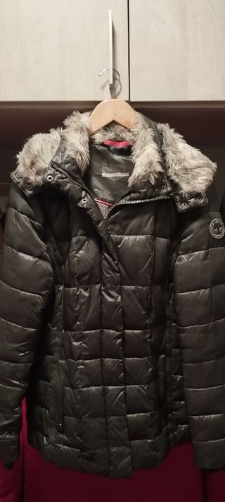 Parka gris con capucha y pelo