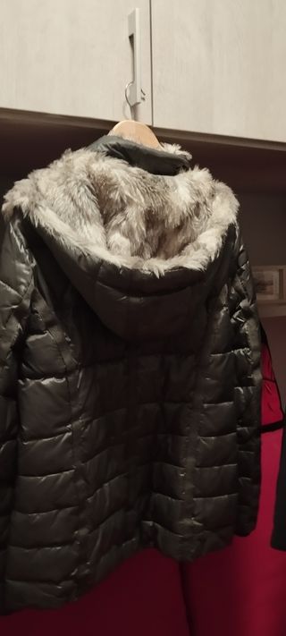 Parka gris con capucha y pelo