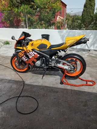 Honda CBR Amarilla no negociable