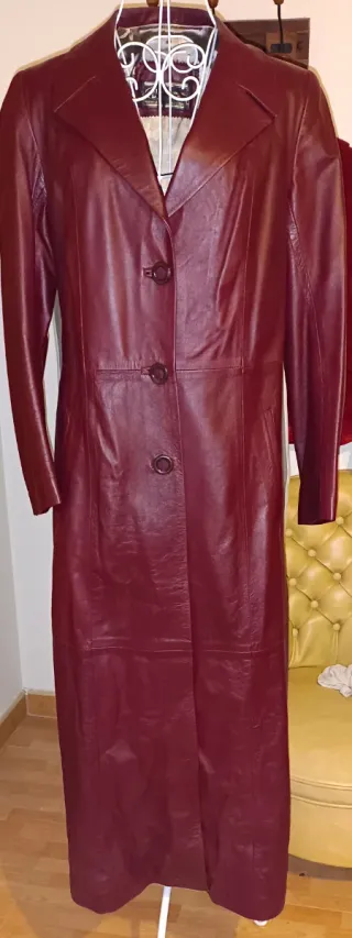 Abrigo largo de piel color vino
