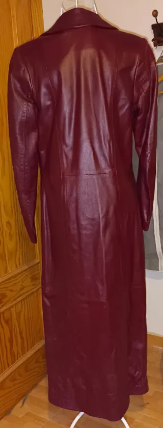 Abrigo largo de piel color vino