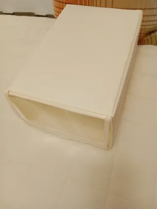 Cajas organizadoras de tela, 1negra, 3 blancas.