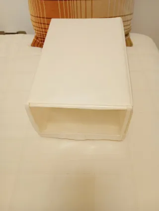 Cajas organizadoras de tela, 1negra, 3 blancas.