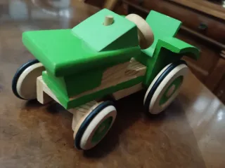 Tractor de madera verde 15cms* 9cms*8cms
